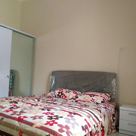 Jasmine Park Guest House Semarang Bagian luar foto