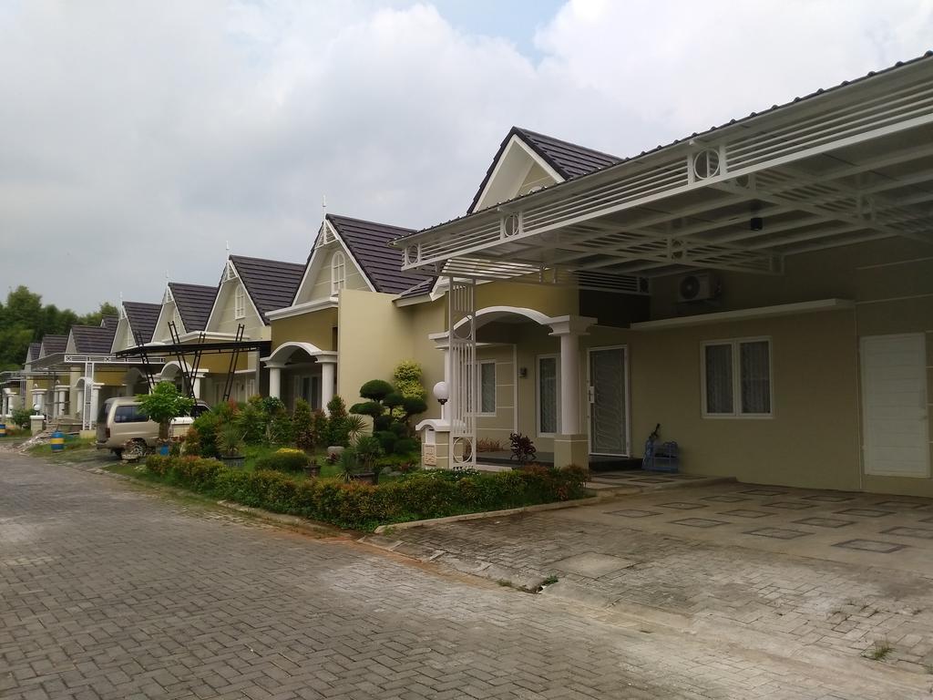 Jasmine Park Guest House Semarang Bagian luar foto