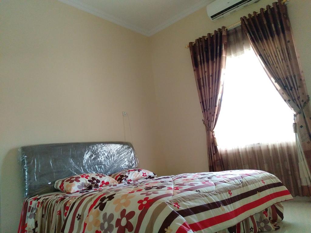 Jasmine Park Guest House Semarang Bagian luar foto