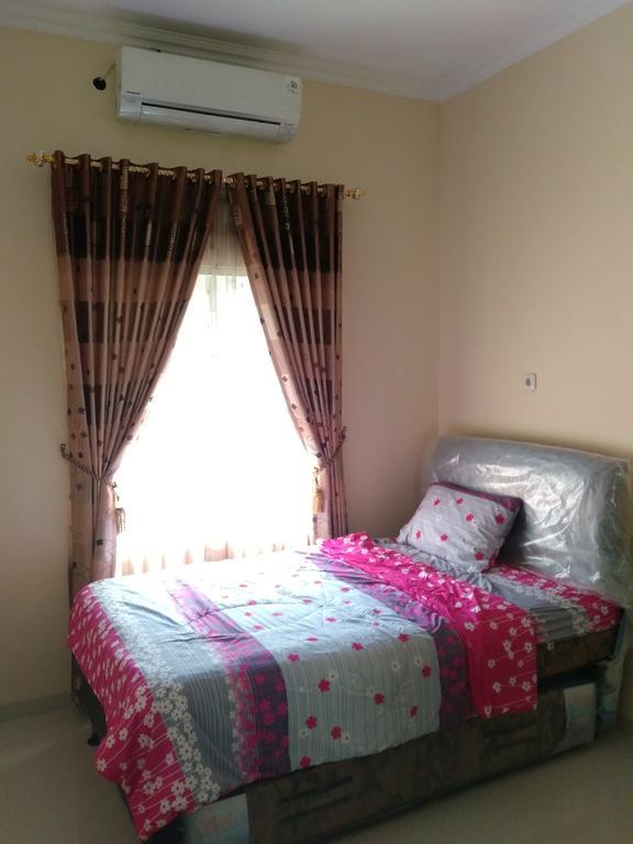 Jasmine Park Guest House Semarang Bagian luar foto