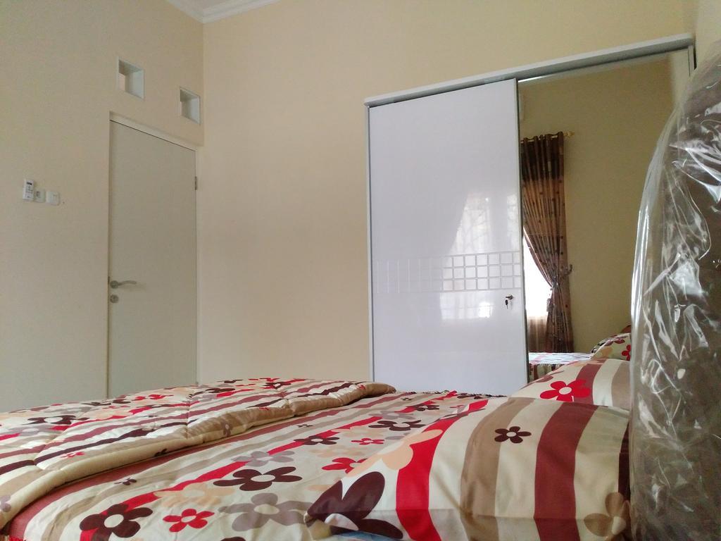 Jasmine Park Guest House Semarang Bagian luar foto