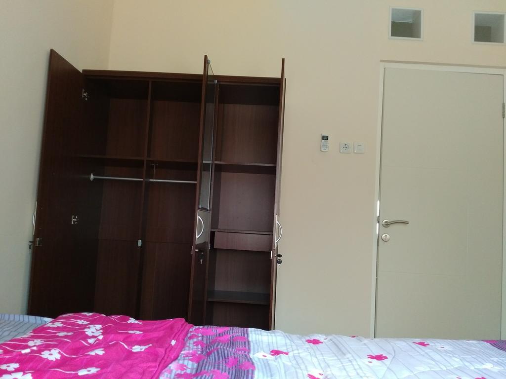 Jasmine Park Guest House Semarang Bagian luar foto