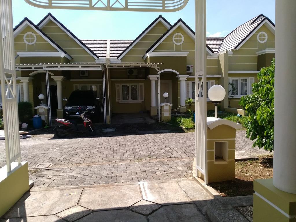 Jasmine Park Guest House Semarang Bagian luar foto